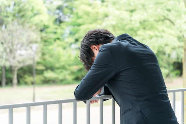 悩む男性