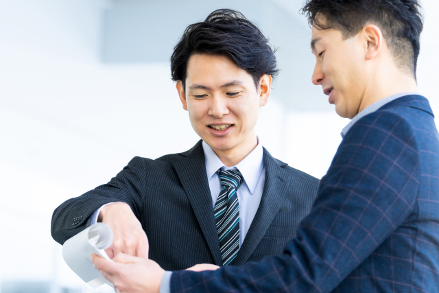気にかけるビジネスマン